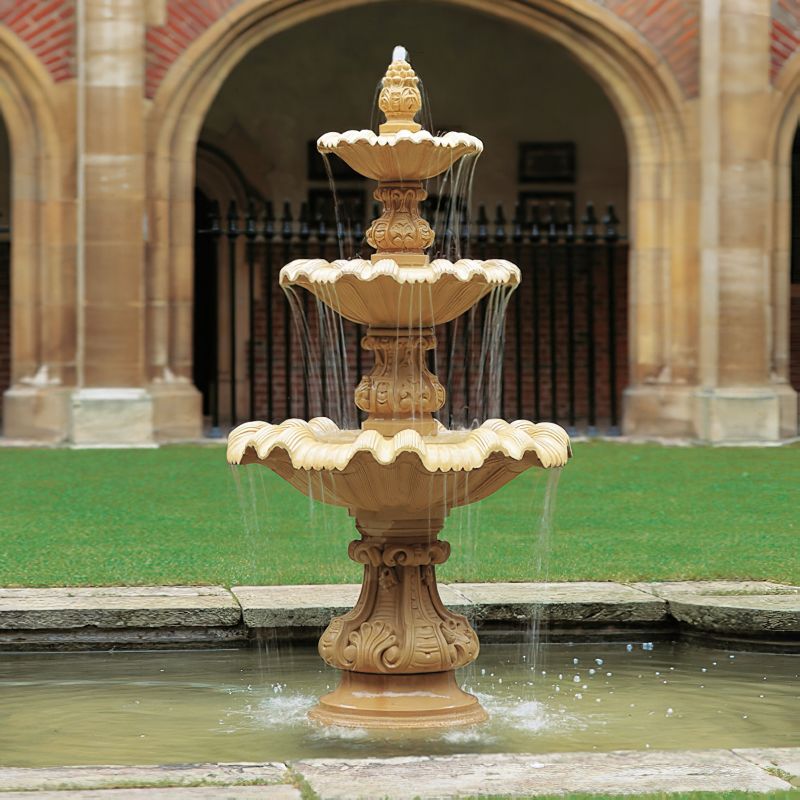 Fontaine de jardin élégante à trois niveaux avec eau coulante dans une cour intérieure
