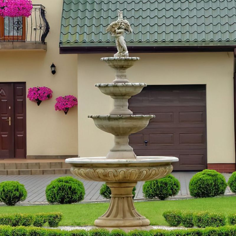 Fontana decorativa in pietra a più livelli in un giardino curato davanti a una casa