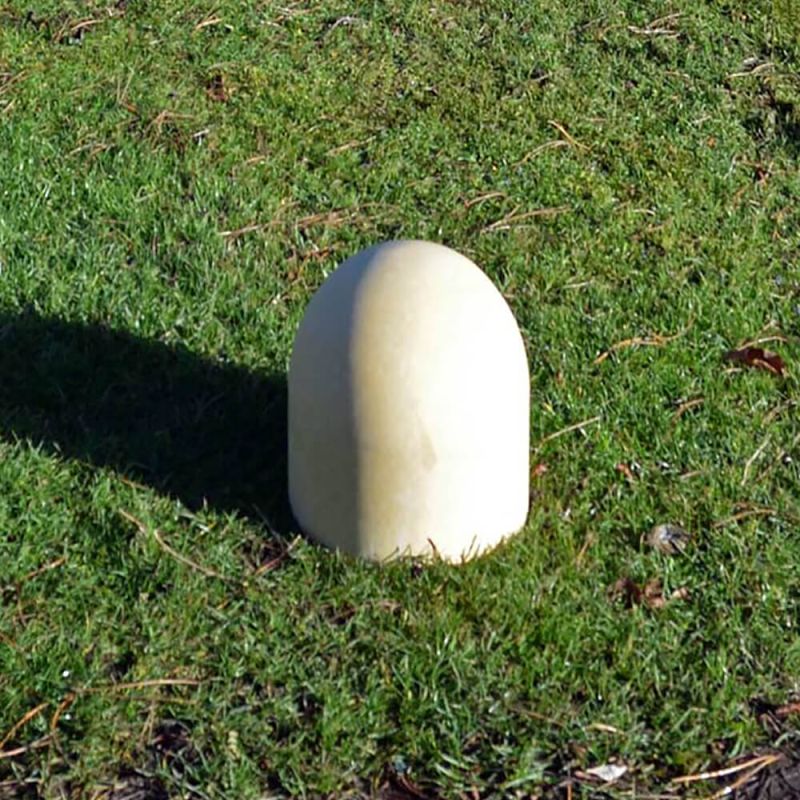 Sculpture en pierre blanche ressemblant à un champignon dans l'herbe