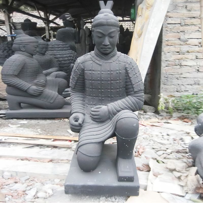 Statue détaillée de guerrier en terre cuite agenouillé en pierre pour décoration de jardin