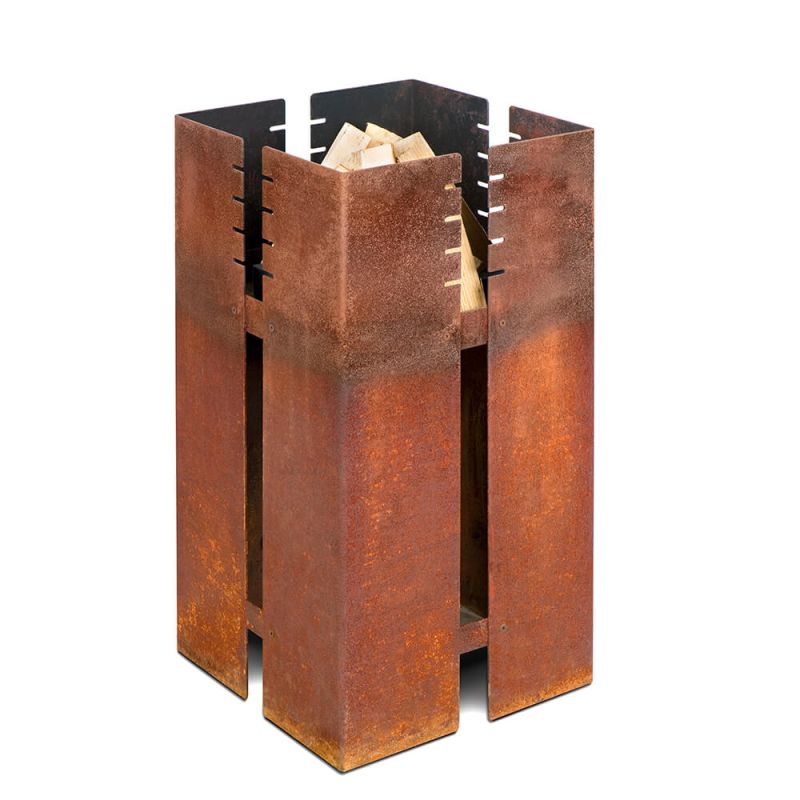 Brasero moderne en métal brun rougeâtre avec des bûches de bois à l'intérieur