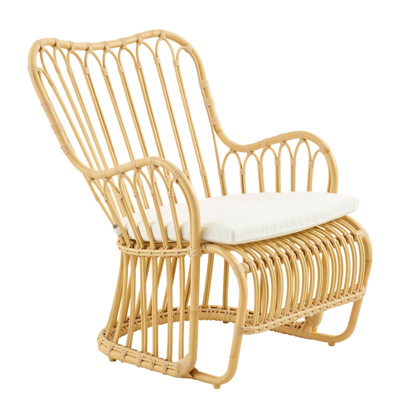 Sedia comoda in rattan con cuscino bianco, ideale per decorazioni da giardino e mobili da giardino