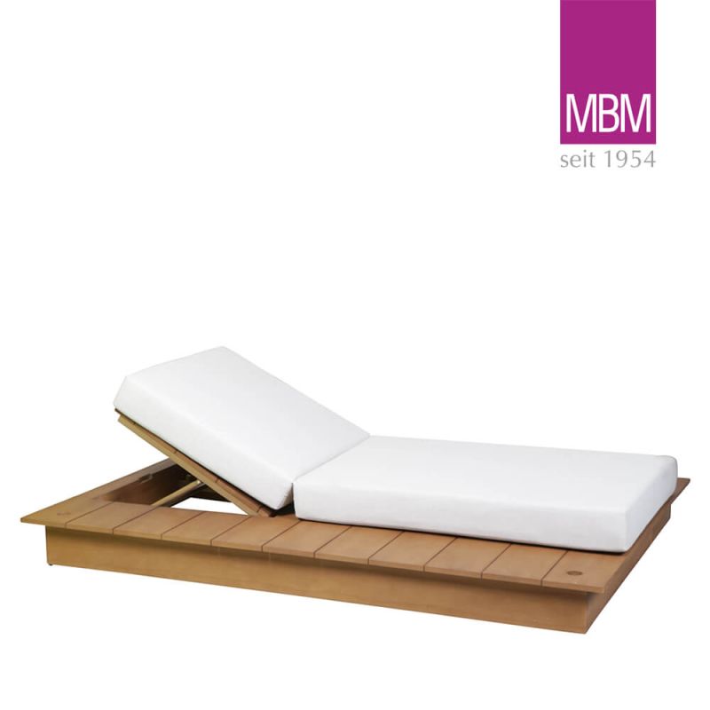 Chaise longue en bois avec dossier réglable et coussin blanc, adaptée pour le jardin
