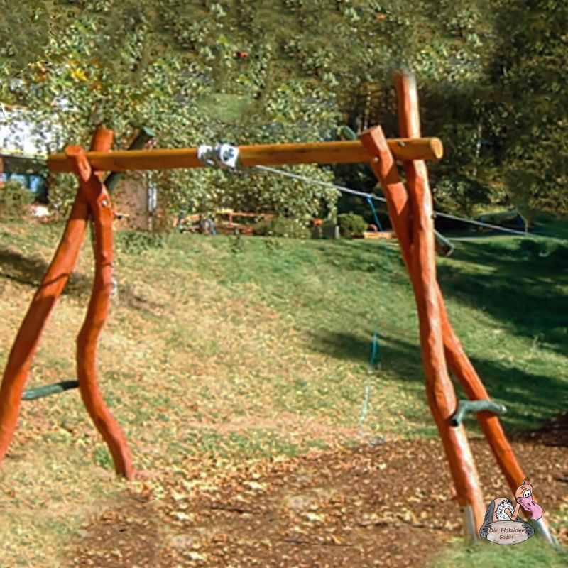 Altalena robusta in tronchi di legno naturale tra alberi in un giardino soleggiato