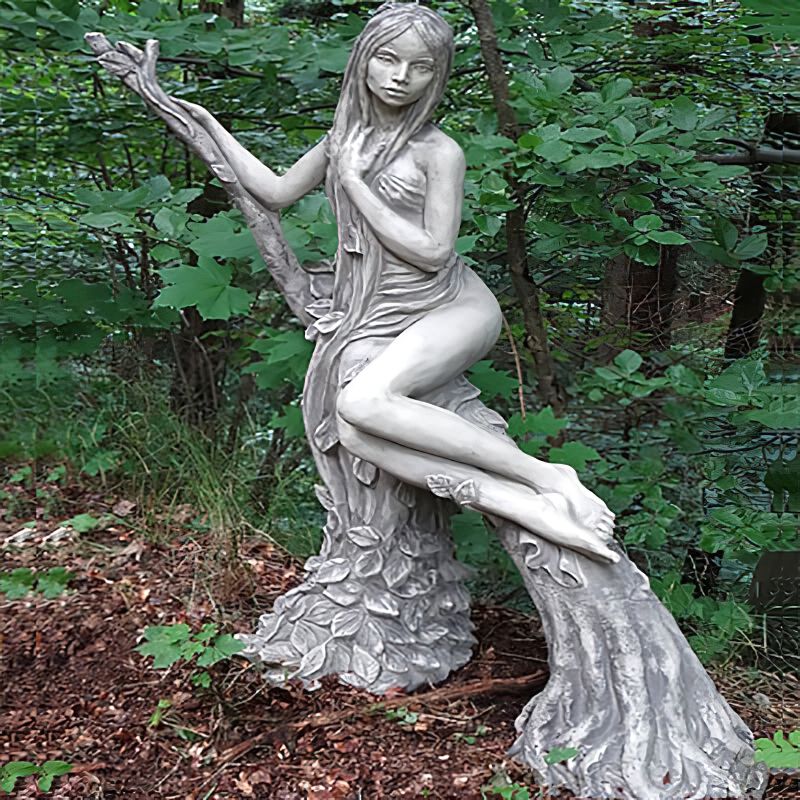 Decorazione da giardino elegante con statua di donna seduta su un tronco d'albero