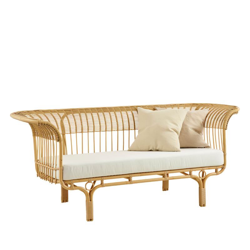 Elegante panca da giardino in rattan con cuscini beige e imbottitura bianca