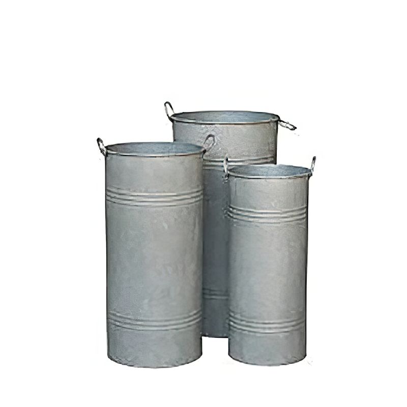 Trois pots de jardin en métal gris de tailles variées sur fond blanc