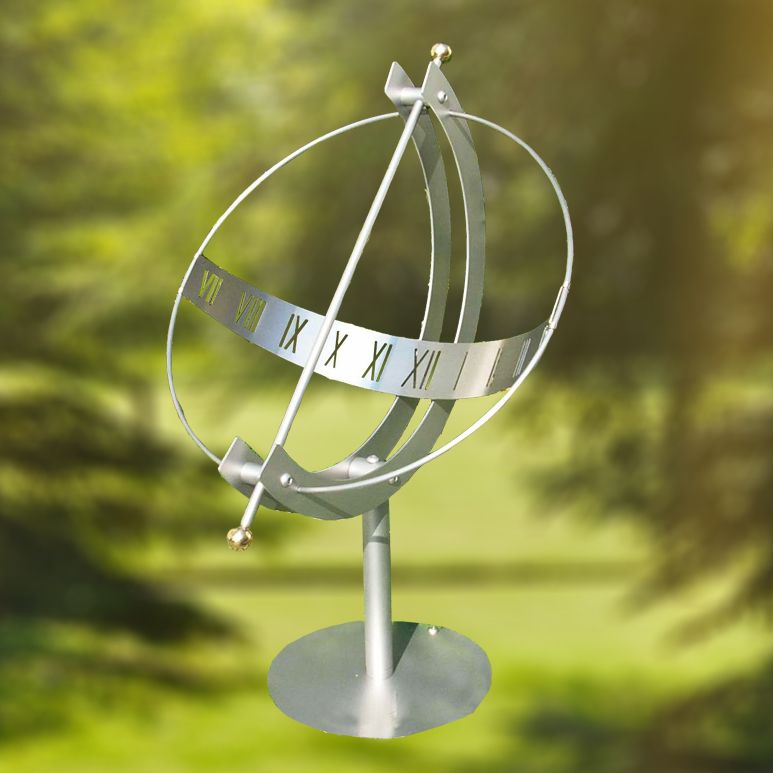 Horloge solaire moderne en acier inoxydable sur fond de jardin vert