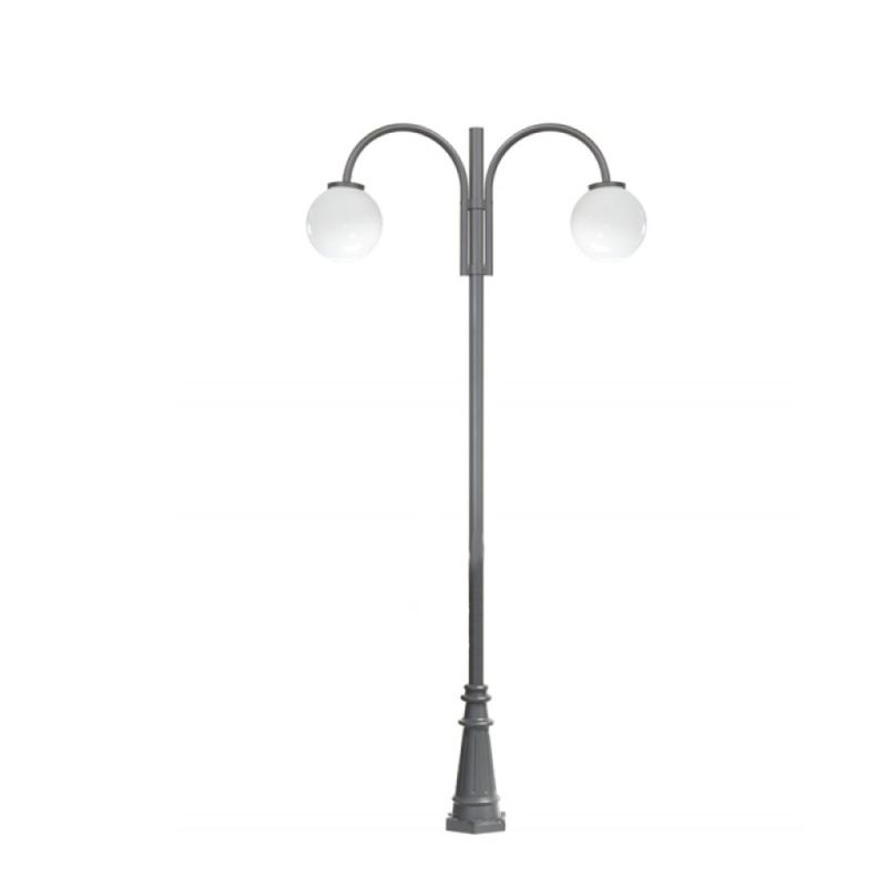 Lampione da giardino a due braccia con vetro bianco su palo in metallo nero
