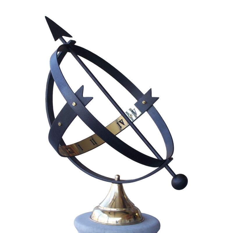 Horloge solaire ronde avec des anneaux métalliques noirs et des chiffres romains, parfaite pour la décoration de jardin