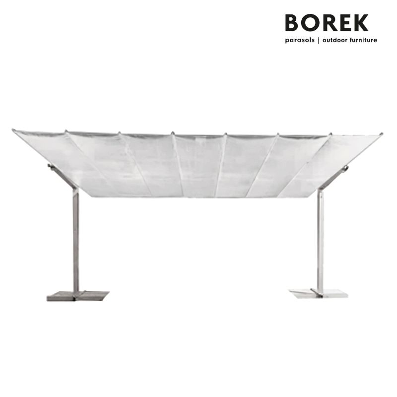 Grande ombrellone rettangolare bianco con supporto metallico nel giardino