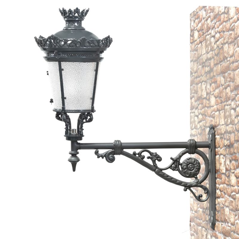 Lanterna nera da parete in metallo di stile antico fissata a muro in pietra, decorazione da giardino