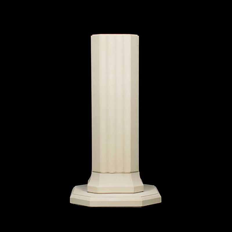 Colonne de jardin cylindrique blanche avec socle hexagonal sur fond noir
