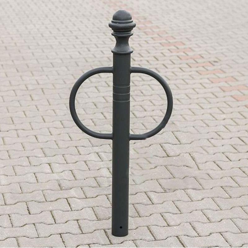 Poteau métallique noir simple sur sol pavé, adapté pour jardin ou cour