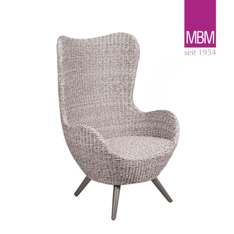 Sedia da giardino in rattan grigio con schienale alto e gambe in metallo su sfondo bianco
