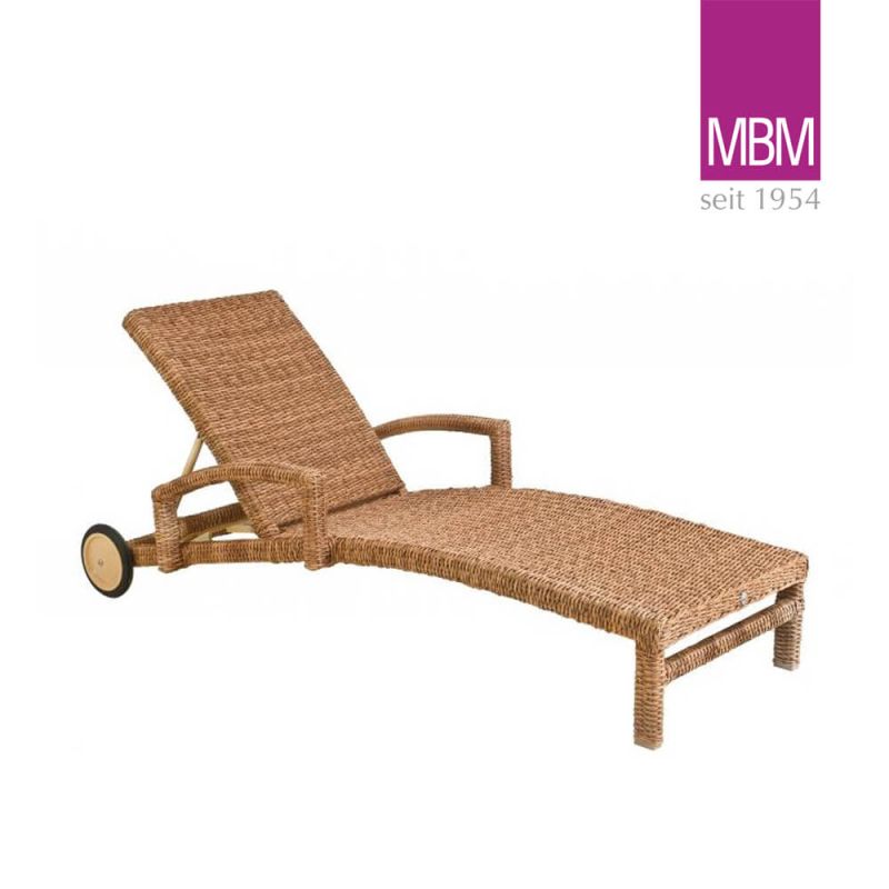 Chaise longue confortable en rotin avec dossier réglable et roulettes pour un transport facile