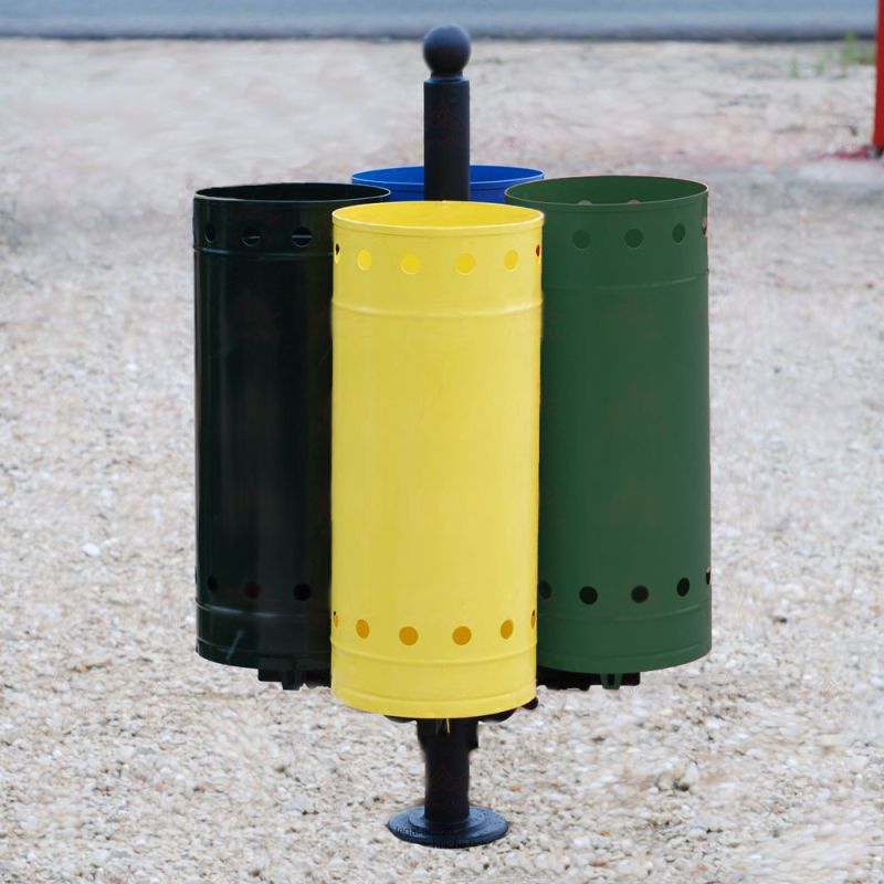 Bidone da giardino trifoglio in metallo giallo, verde e nero su ghiaia