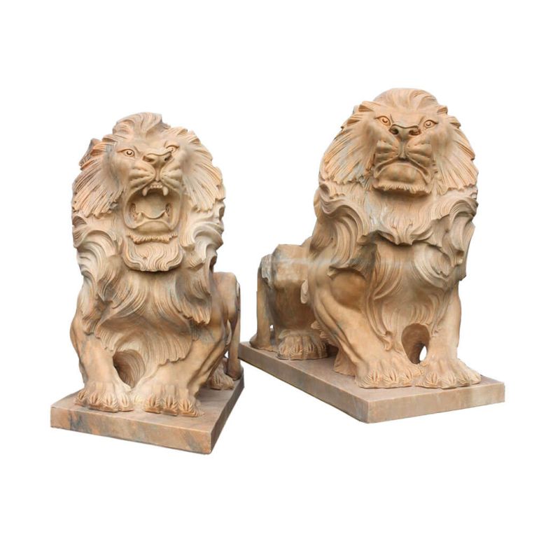 Deux sculptures de lions en bois sculpté comme décoration de jardin exclusive