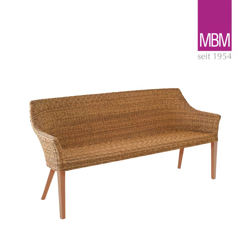 Panchina marrone da giardino in materiale intrecciato con gambe in legno su sfondo bianco