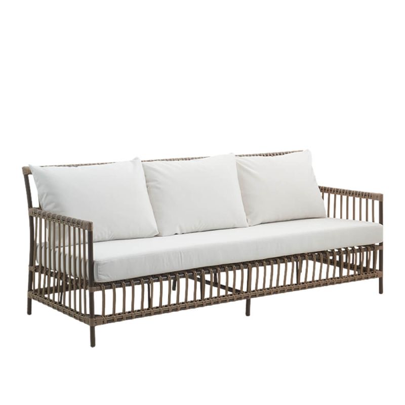 Divano da giardino in rattan con tre cuscini bianchi per una decorazione da giardino elegante