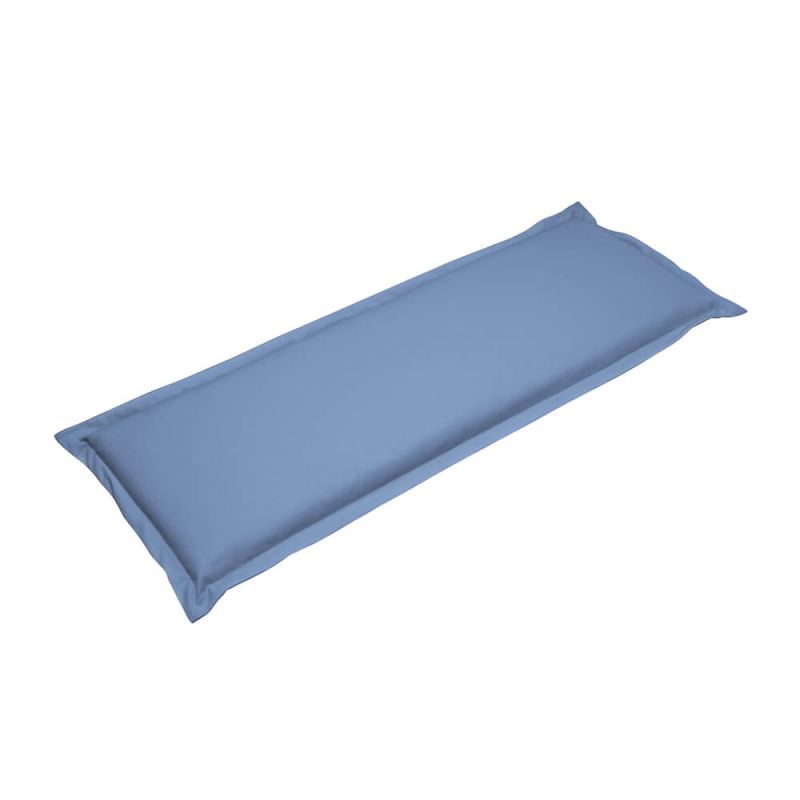 Cuscino imbottito blu chiaro per panca da giardino su sfondo bianco