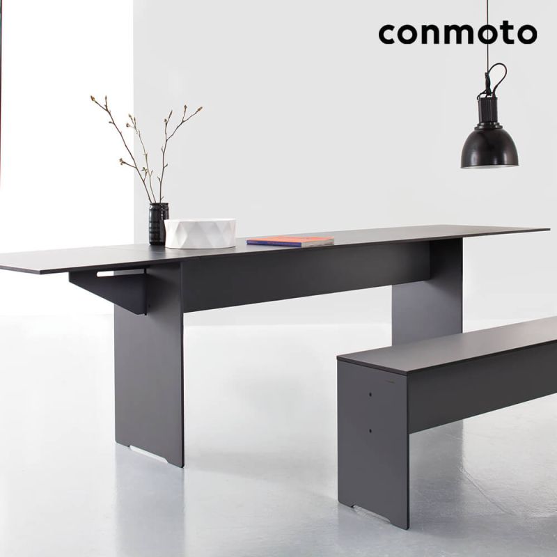 Tavolo da giardino nero moderno con panca coordinata e decorazioni su sfondo bianco