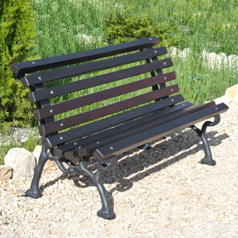 Panchina da giardino nera con struttura in metallo su un sentiero ghiaioso nel giardino