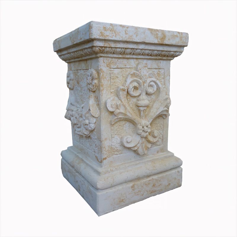 Socle en pierre carré avec sculpture florale, idéal pour décoration de jardin exclusive