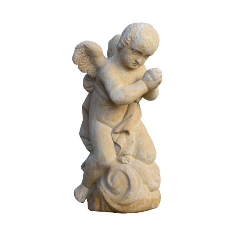 Sculpture en pierre d'un ange en prière comme décoration de jardin