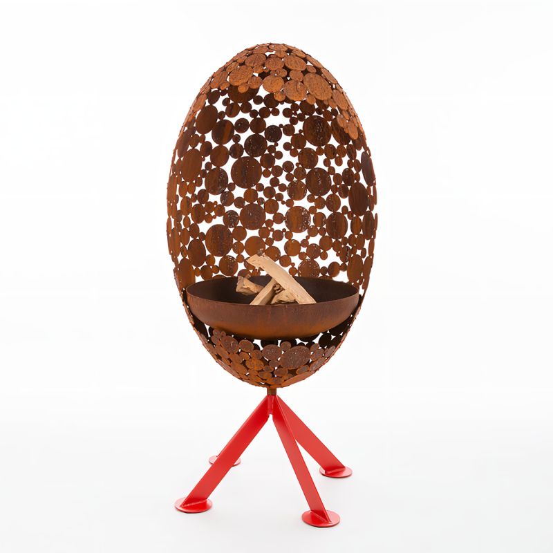 Panier de feu en métal rouillé en forme d'oeuf avec pied tripode rouge et bois de chauffage