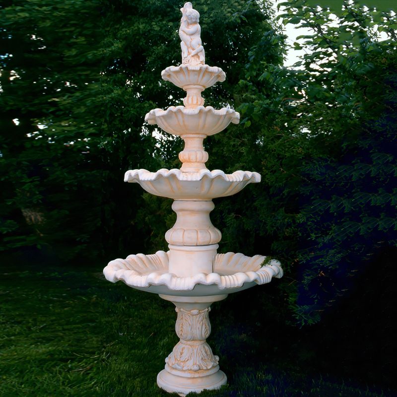 Fontana da giardino in pietra a più livelli su prato davanti a degli alberi