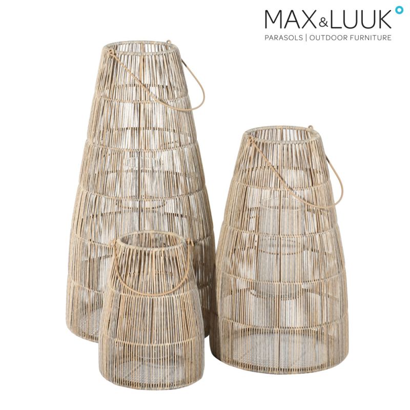 Tre lanterne intrecciate di diverse dimensioni in materiale naturale per decorazioni da giardino
