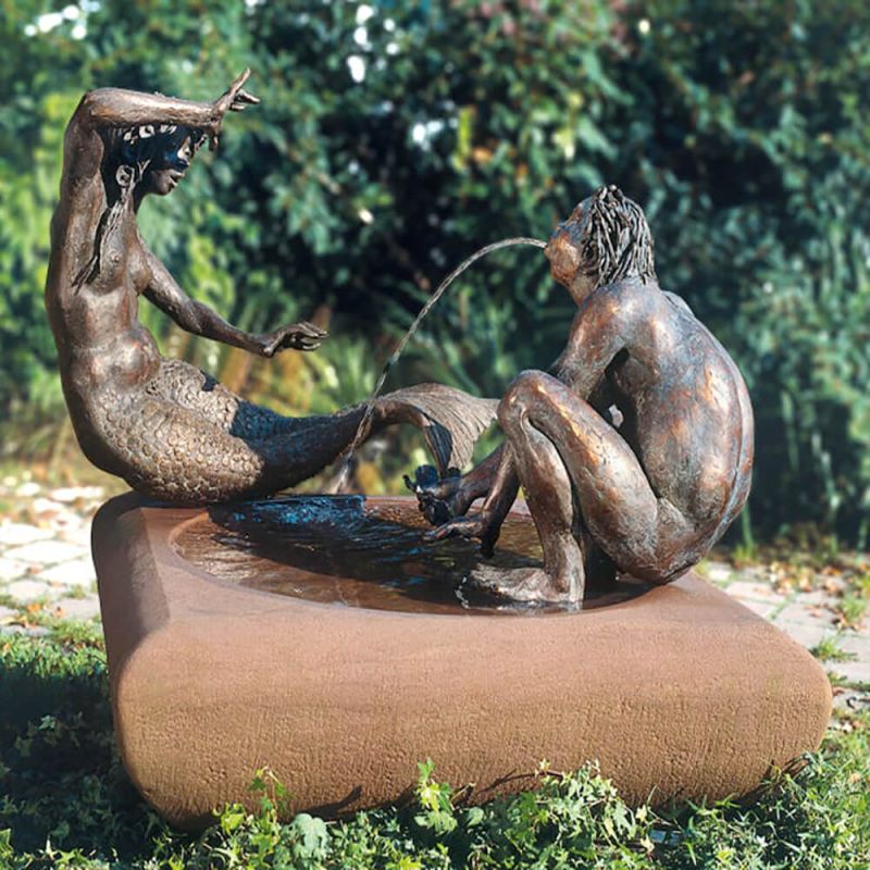 Statua in bronzo di un uomo e una sirena con fontana d'acqua per decorazione da giardino