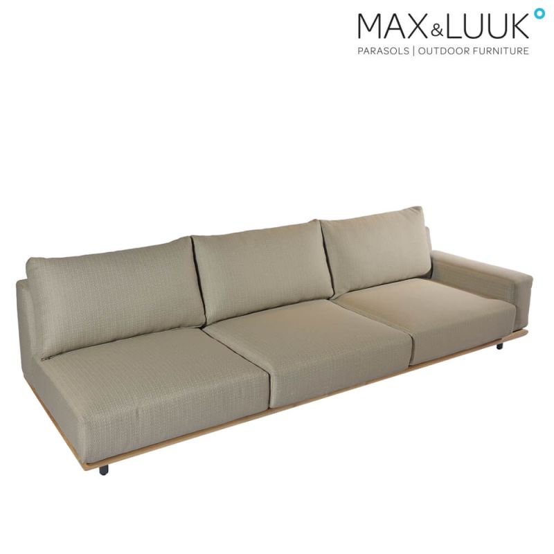 Ampio divano da giardino confortevole a tre posti di colore beige neutro