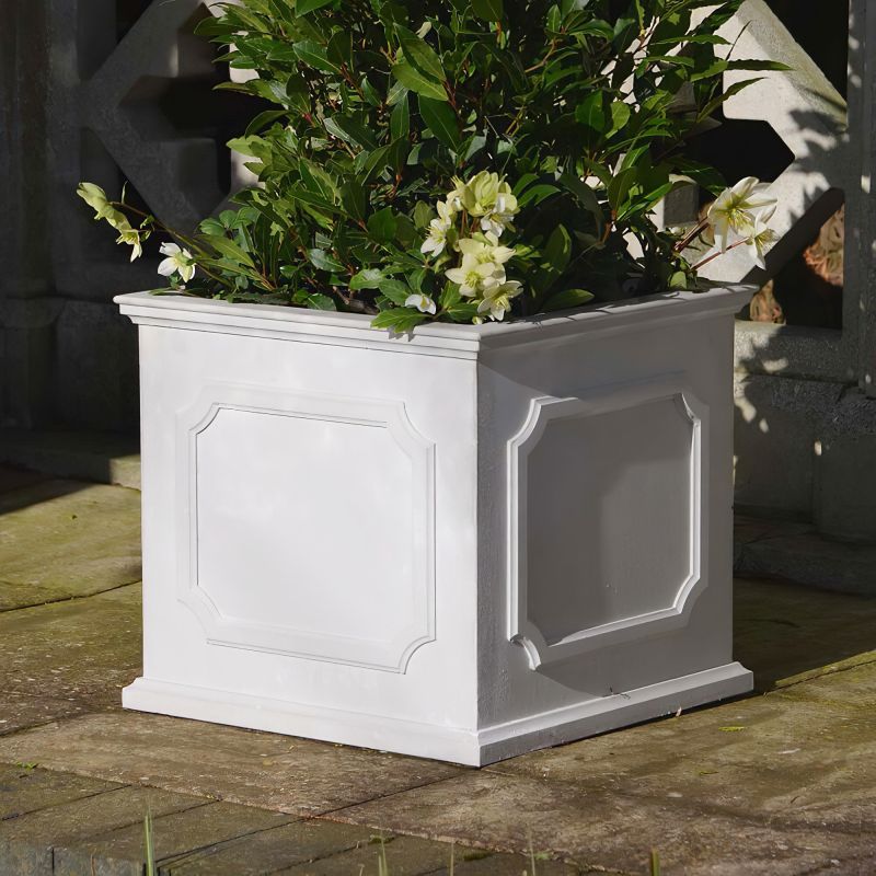 Jardinière carrée blanche en bois avec plante verte, posée sur une terrasse
