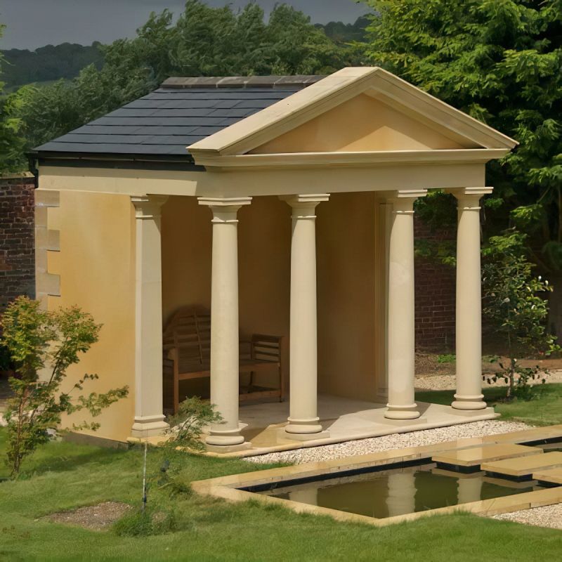 Kiosque de jardin avec colonnes classiques et bassin d'eau dans le jardin