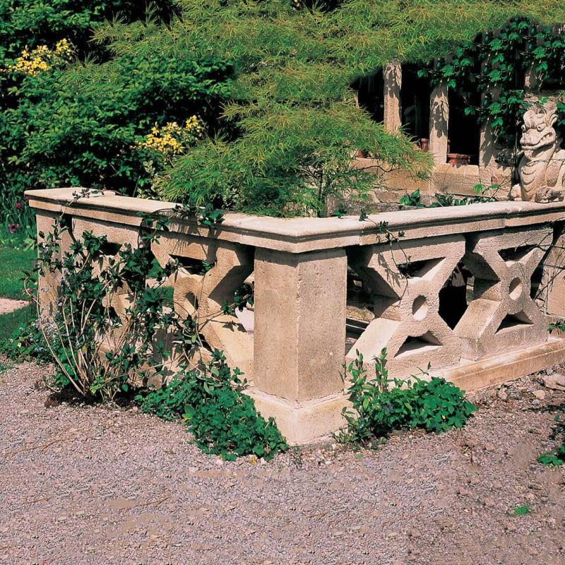 Balustrade en pierre entourée de plantes dans un jardin, décoration de jardin