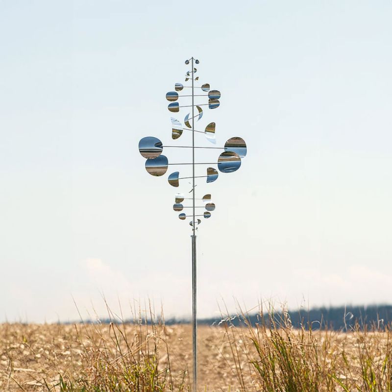 Meridiana moderna con dischi riflettenti installata in giardino