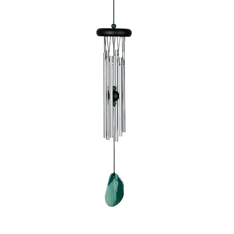 Campanello a vento in metallo con più tubi e una foglia verde per il giardino