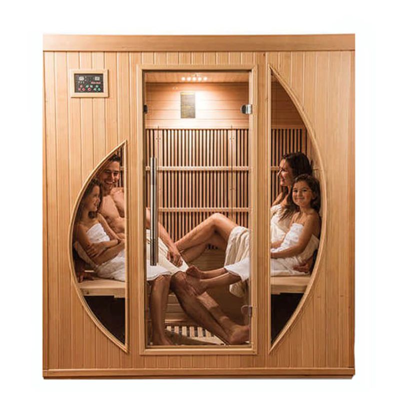 Quattro donne si rilassano in una sauna da giardino in legno con riscaldamento a infrarossi