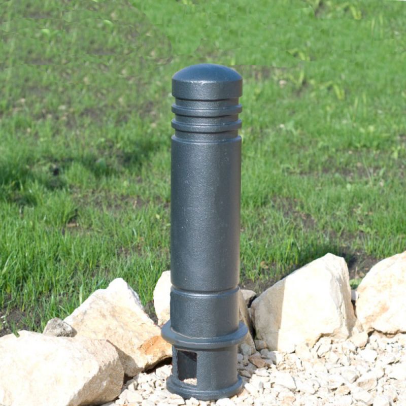 Lanterne noire pour jardin entourée de pierres et de pelouse en arrière-plan