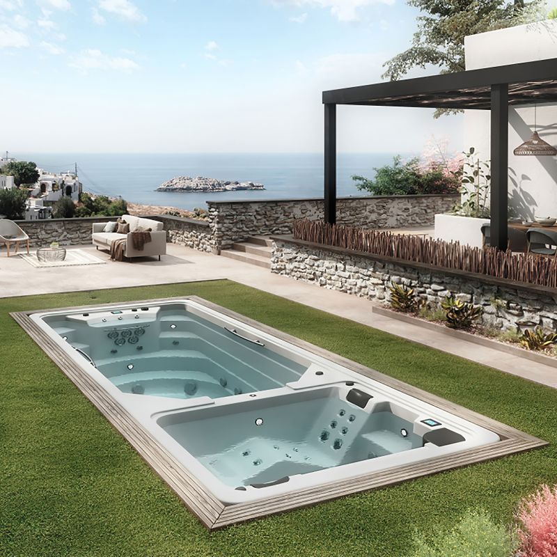 Arredamento da giardino moderno con vasca idromassaggio in uno spazio esterno elegante con vista mare