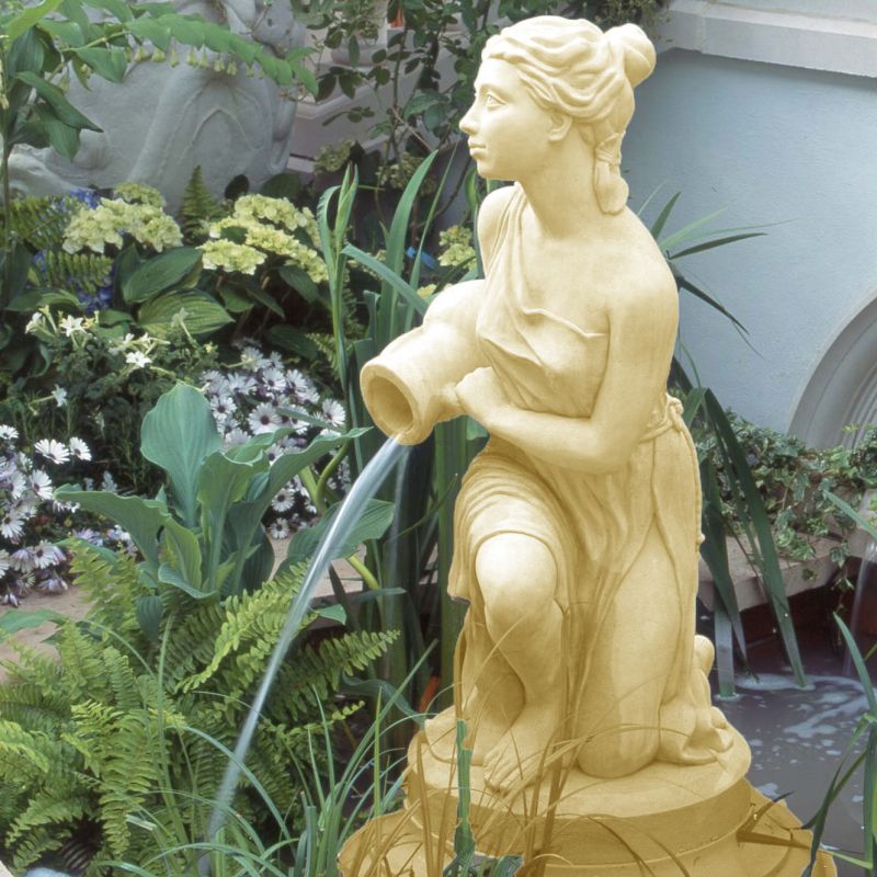Statua gialla di una donna inginocchiata che versa acqua in una fontana da giardino