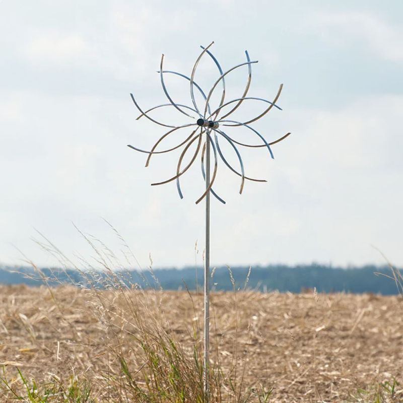 Girandola in metallo a forma di fiore posta in un campo all'aperto