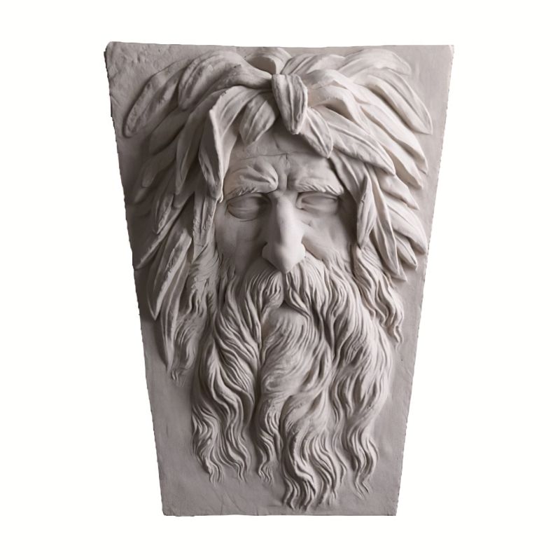 Scultura in pietra di un volto con lunghi capelli e barba per decorazione murale da giardino