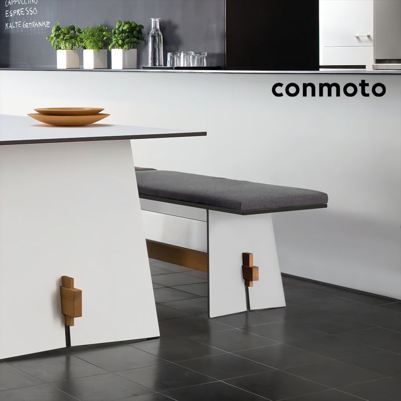Table de jardin blanche moderne avec banc intégré et lumières LED sur la patte de la table dans un espace de vie