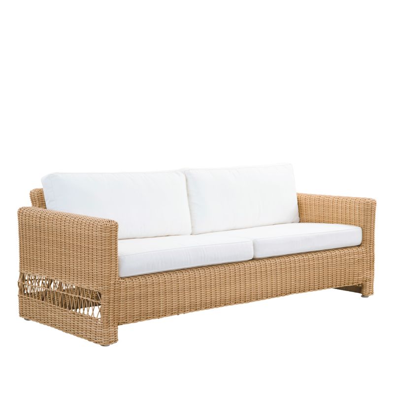 Sofa da giardino resistente alle intemperie in rattan intrecciato con cuscini bianchi