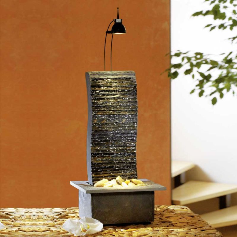Fontaine en pierre avec cascade et pierres décoratives, parfaite pour jardin et terrasse