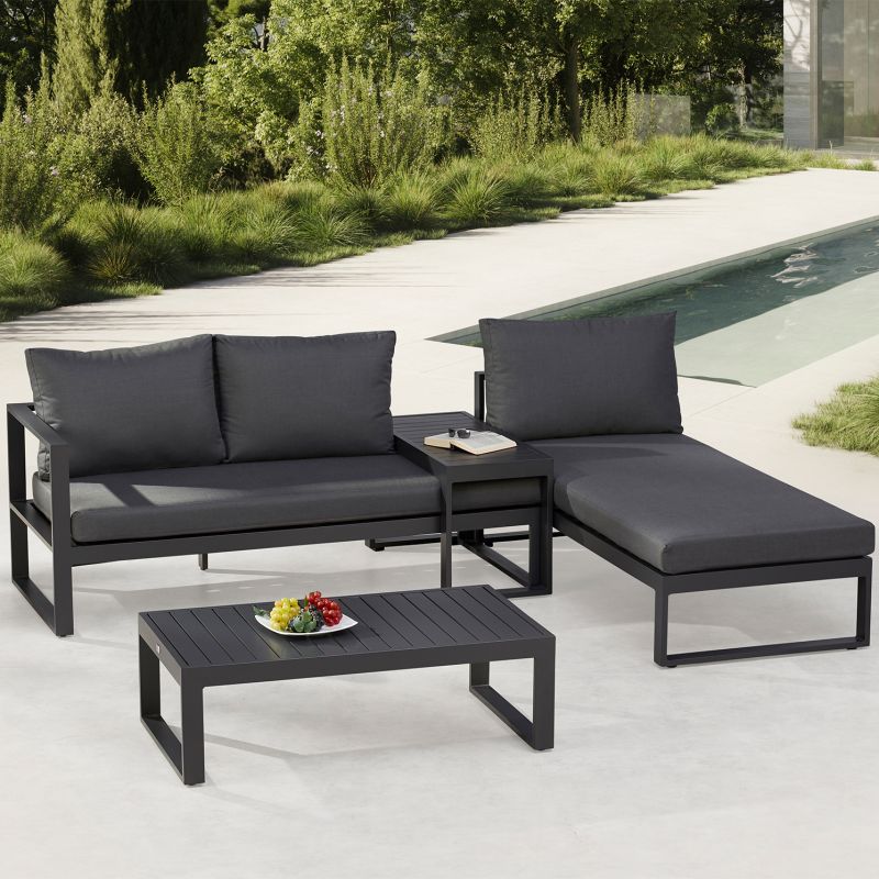 Elegante divano da giardino con tavolino laterale e tavolo da caffè in un giardino