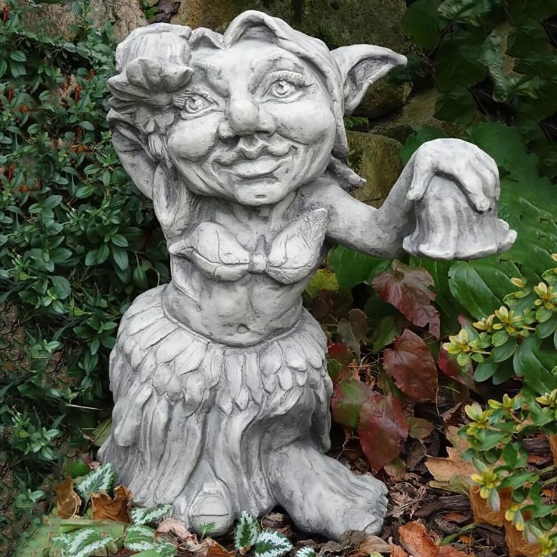 Décoration de jardin en pierre représentant un nain amusant parmi des plantes